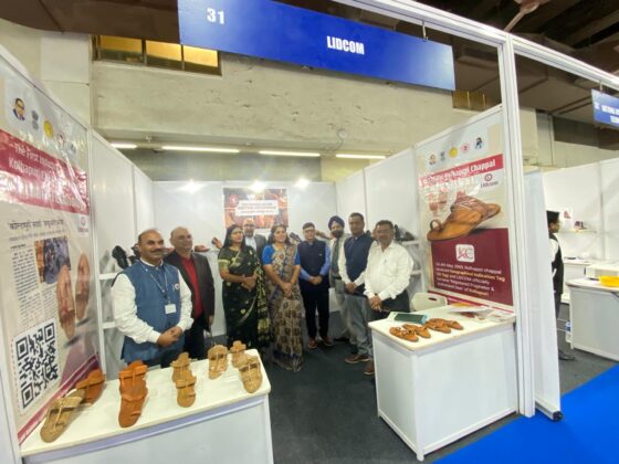 Shotech-2024 exhibition at prestigious Nehru Centre, Worli was inaugurated by Hon. The managing director did and in this the corporation set up a stall of Kolhapuri chappals.